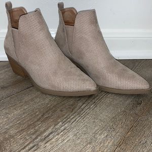 Size 6 short heel pointed mini boot